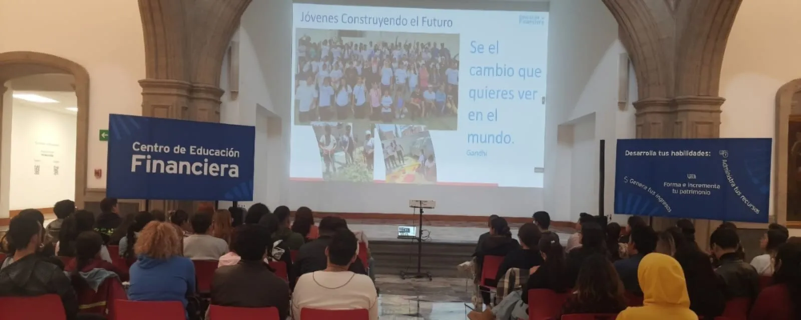 Aprendices de Jóvenes Construyendo el Futuro en una sesión en el Centro de Educación Financiera