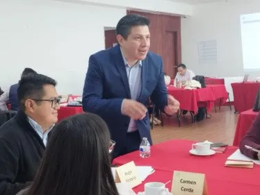 El profesor Luis Miguel Torres Arroyo conversa con empresarios durante un taller de liderazgo para PyMEs